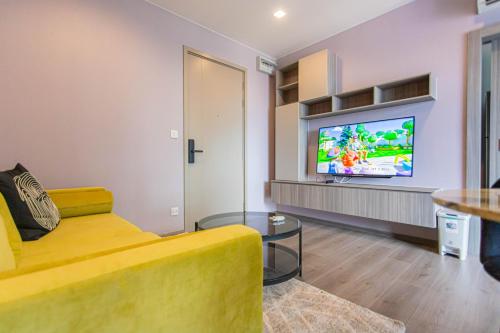 TV a/nebo společenská místnost v ubytování ห้องพักวิวแม่น้ำ Mrt สะพานพระนั่งเกล้า