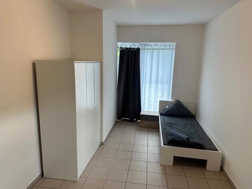 ein leeres Zimmer mit einem Zimmer mit Fernseher und ein Zimmer mit in der Unterkunft 3 Schlafzimmer, Wohnzimmer, Küche, Bad, Terrasse, Parkplatz in Wörrstadt