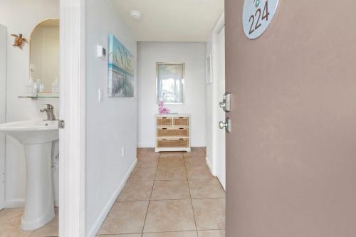 Phòng tắm tại Direct Oceanview Open Tonite!