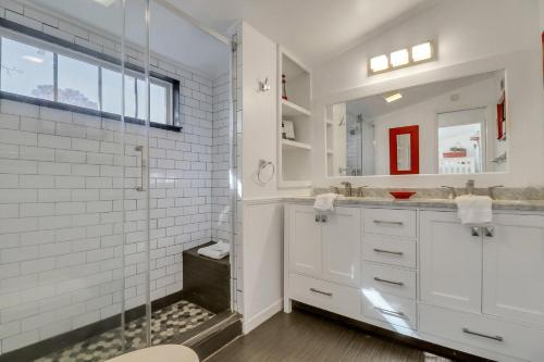 Vannituba majutusasutuses Wish Upon a Big Starfish by Tybee Cottages