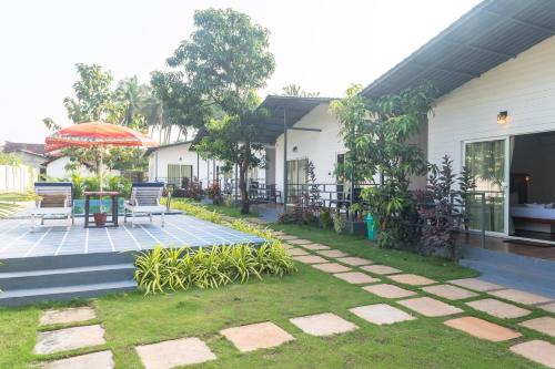 Taman di luar Rashiva Resort