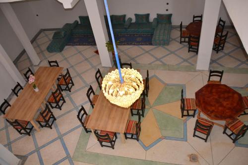 an overhead view of a living room with tables and chairs at La Belle Vue Guest House in Aït Ben Haddou