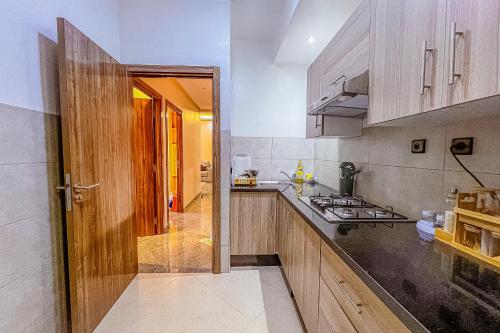 a kitchen with a wooden door and a counter top at 2 bedrooms abouab gueliz in Marrakech