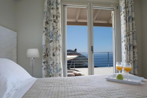 Ένα ή περισσότερα κρεβάτια σε δωμάτιο στο Romantic Villa Gialos Over Mikros