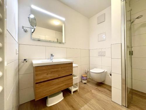 une salle de bain avec un lavabo et des toilettes dans l'établissement Haus Ostseewelle Wohnung Nr. 2, à Kühlungsborn