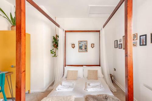 Ένα ή περισσότερα κρεβάτια σε δωμάτιο στο Quirky Stay 10 min walk to city with free parking