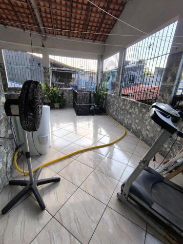 a room with a hair dryer and a yellow hose at Casa cop 30 in Belém