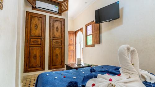 Riad Ghali Hotel & SPAにあるテレビまたはエンターテインメントセンター