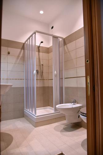 une salle de bain avec une douche, des toilettes et un lavabo dans l'établissement B&B Feni, à Pompéi