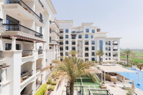 Πισίνα στο ή κοντά στο Elegant Studio with Pool & Golf Views in Ansam