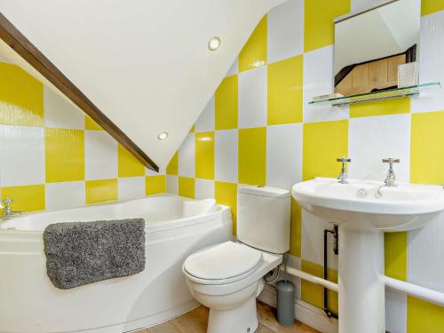 Koupelna v ubytování 2 Bed in Corwen 77351