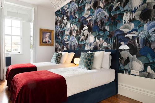 una camera con 2 letti e carta da parati floreale di Boavista Gem Villa a Porto