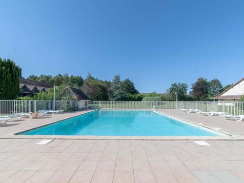 a swimming pool with chairs and a fence at Mercure Auxerre Autoroute du Soleil in Appoigny