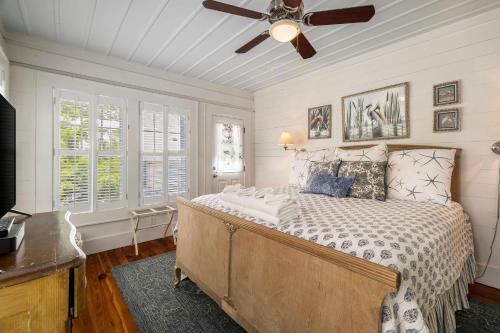 Voodi või voodid majutusasutuse Breeze Inn by Tybee Cottages toas