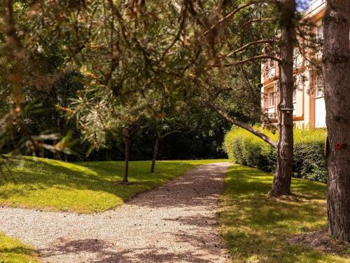 a tree lined path in front of a house at ibis Metz Nord in Woippy