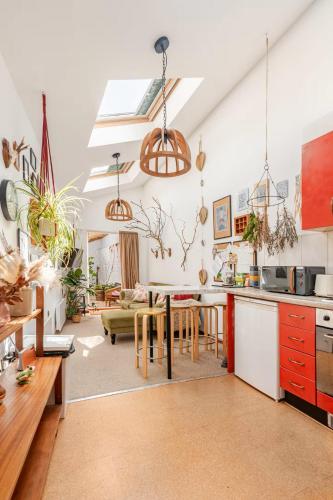 a kitchen and living room with potted plants at Quirky Stay 10 min walk to city with free parking in York