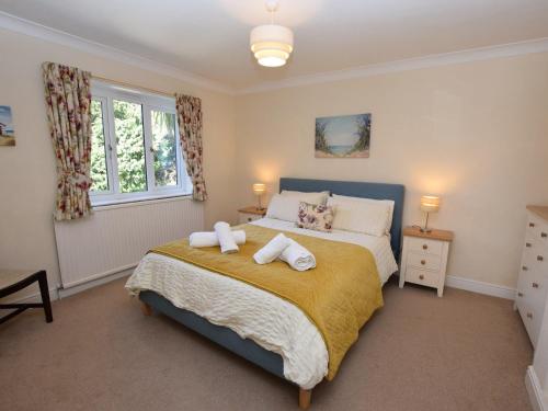 Un dormitorio con una cama con dos toallas encima. en 3 Bed in Dawlish 72972, en Dawlish