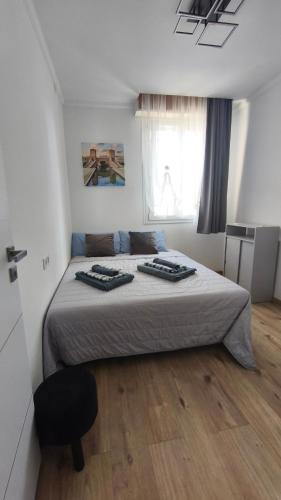 Postel nebo postele na pokoji v ubytování Pomposa Grand Premium sea view apartment