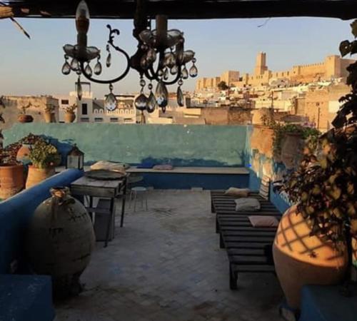 balcone con tavoli, panche e vista sulla città di Kenza a Sousse