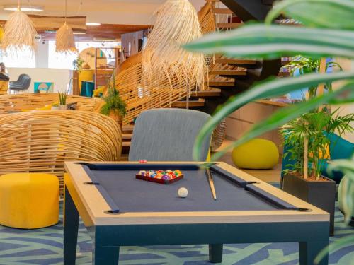 a ping pong table in an office with a table at Mercure Toulouse Centre Saint-Georges in Toulouse