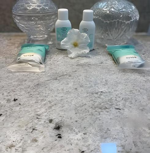 a counter with two toothbrushes and two bottles of soap at MAR DÁ LIBERDADE com Amerigo Vespucci in Morro de São Paulo