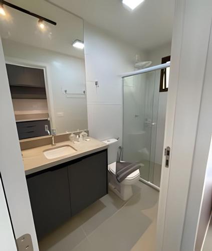 a bathroom with a toilet and a sink and a shower at MAR DÁ LIBERDADE com Amerigo Vespucci in Morro de São Paulo