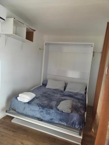 a small bed in a small room with a bed frame at Nos Krusero Apartments in Sabana Westpunt
