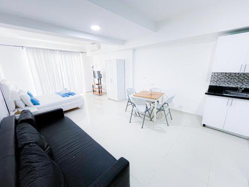 Una televisión o centro de entretenimiento en Caribbean WAVE DREAM BEACH Studios HOTEL with WiFi ROOFTOP POOL & SPA