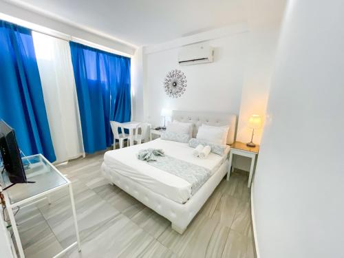 Cama o camas de una habitación en Caribbean WAVE DREAM BEACH Studios HOTEL with WiFi ROOFTOP POOL & SPA