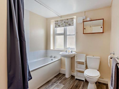 Northamにある2 bed in Instow 40281のトイレ、洗面台、浴槽を備えたバスルーム