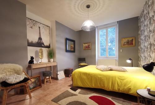 a bedroom with a yellow bed and a window at Appartement privatif exceptionnel en Drôme provençale in Montélimar
