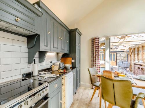 Η κουζίνα ή μικρή κουζίνα στο 2 Bed in Welburn 81551