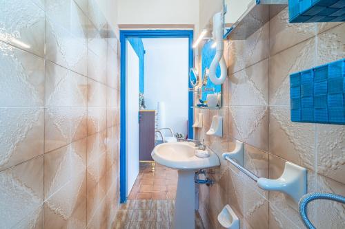 un baño con lavabo y espejo en Villa Dünya Noto Marina, en Marina di Noto
