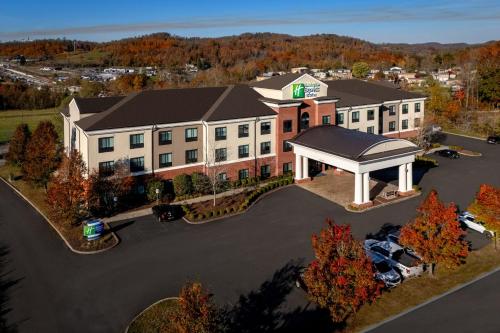 an overhead view of a hospital building with a gazebo at Holiday Inn Express & Suites Fairmont by IHG in Fairmont