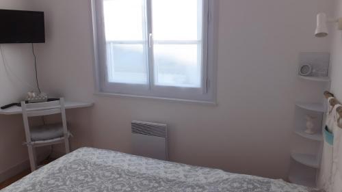 a bedroom with a bed and a window at Chambres d’hôtes Chantal Hereaudeau in Les Moulins de la Boire