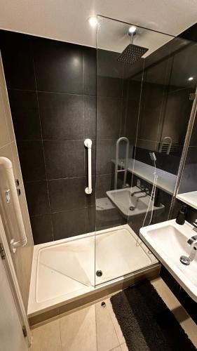 Gallery image of Luxury Apartments Pinnacle Apartments in Croydon