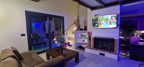 Телевизор и/или развлекательный центр в Cretan stars villas