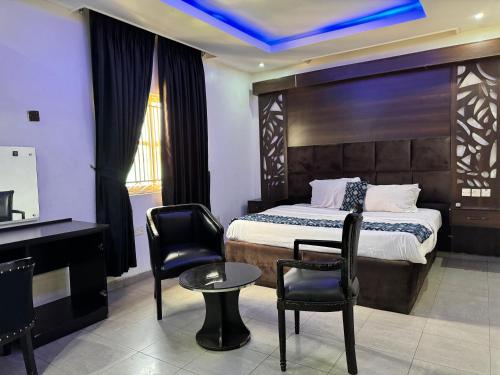 Un lugar para sentarse en Chalon Suited Limited