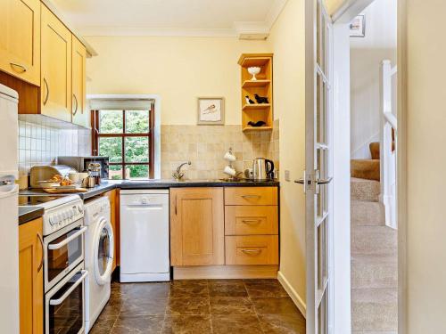 Kuchyň nebo kuchyňský kout v ubytování 2 Bed in Mullion SOWAN