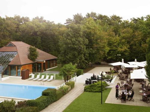 Kolam renang di atau dekat dengan Novotel Fontainebleau Ury