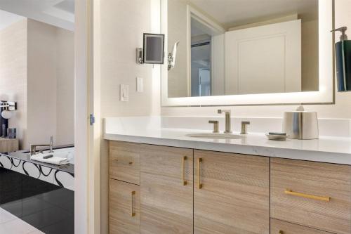 Фотография из галереи Hilton Grand Vacations Club Elara Center Strip Las Vegas в Лас-Вегасе