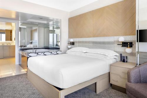 Кровать или кровати в номере Hilton Grand Vacations Club Elara Center Strip Las Vegas