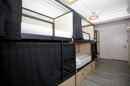 a bunk bed room with two bunk beds at Onefam Les Corts in Barcelona