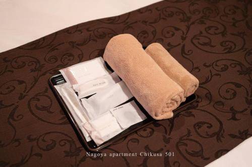 una pila de toallas de papel encima de un teléfono celular en Prosper 5, 5th floor, 501 - Vacation STAY 73075v, en Nagoya