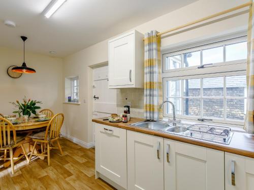 Η κουζίνα ή μικρή κουζίνα στο 2 Bed in Alford 77637