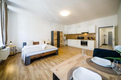 sypialnia z łóżkiem i salonem w obiekcie APARTIA Vlhká 26, Brno-centrum w mieście Brno