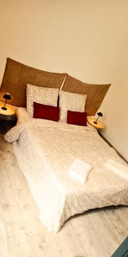 a bedroom with a large bed with two lamps at Charmante maison familiale proche Bordeaux in Floirac