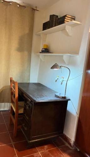een bureau met een lamp in een kamer bij Habitación in Morelia