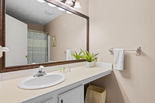 Ένα μπάνιο στο Spacious Hideaway in Torch Lake and Sunrise Views