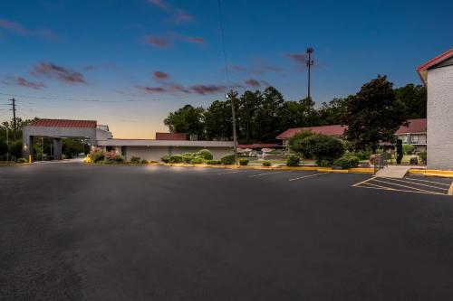 an empty parking lot in front of a building at Red Roof Inn Hot Springs in Hot Springs